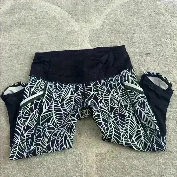 Lululemon Run A Marathon Crop II
Pretty Palm Black Angel Wing / Black - Picture 5 of 7